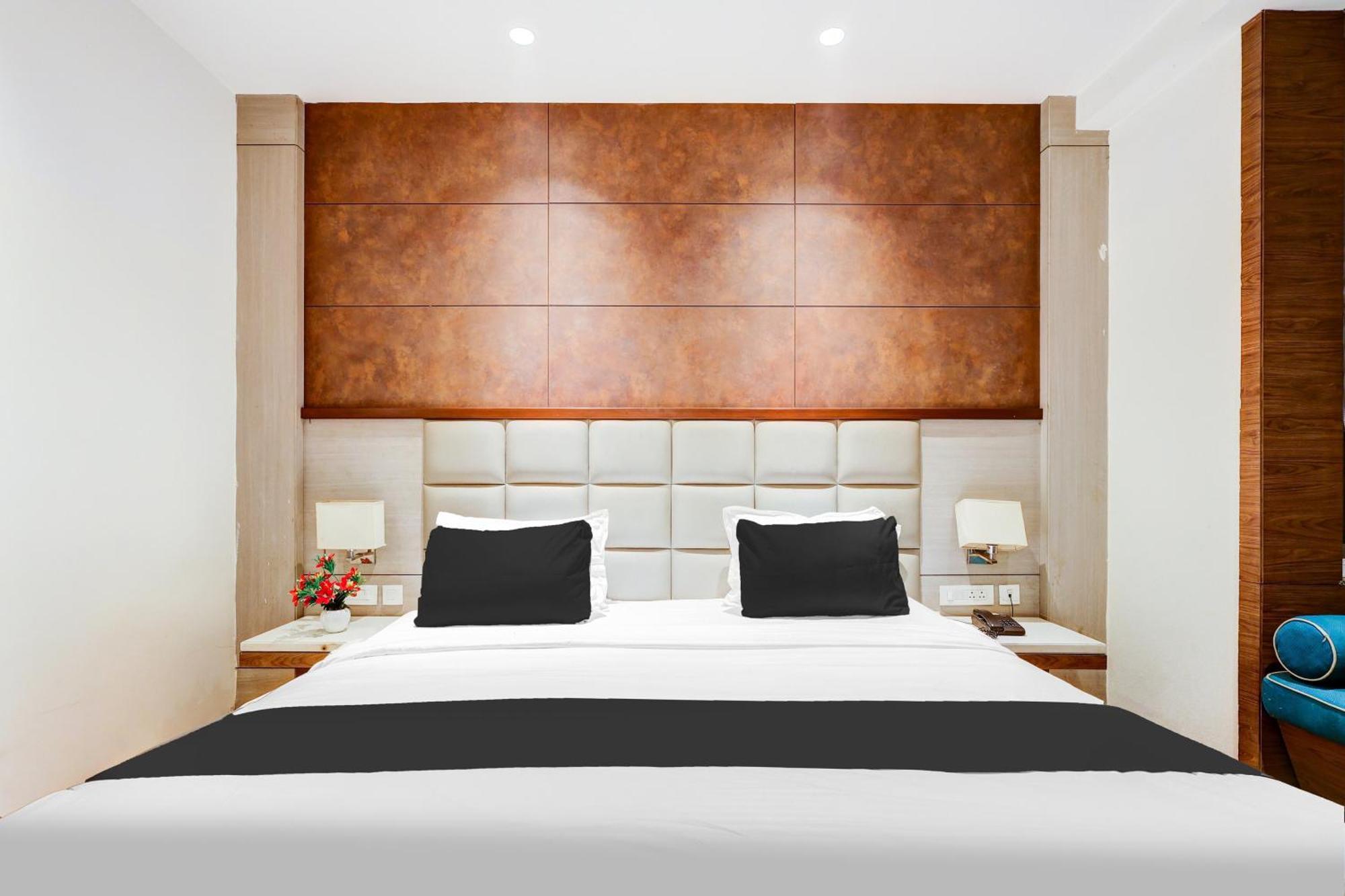 Super Townhouse Chhatarpur Near Metro Park نيودلهي المظهر الخارجي الصورة