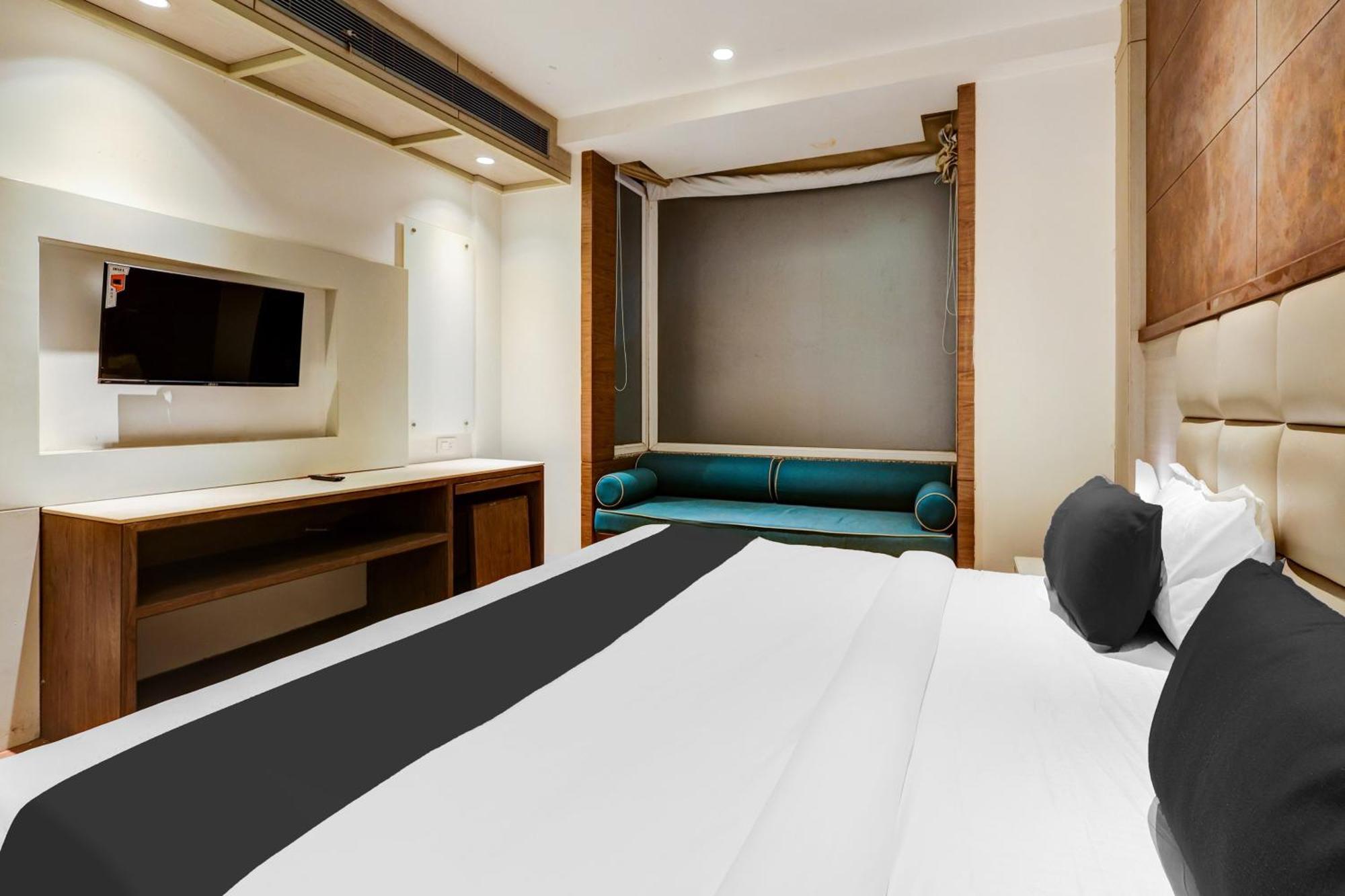 Super Townhouse Chhatarpur Near Metro Park نيودلهي المظهر الخارجي الصورة