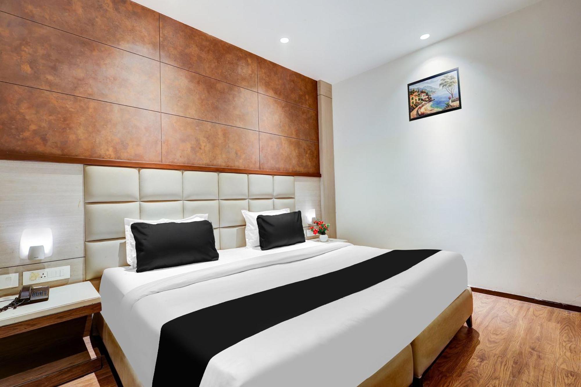 Super Townhouse Chhatarpur Near Metro Park نيودلهي المظهر الخارجي الصورة