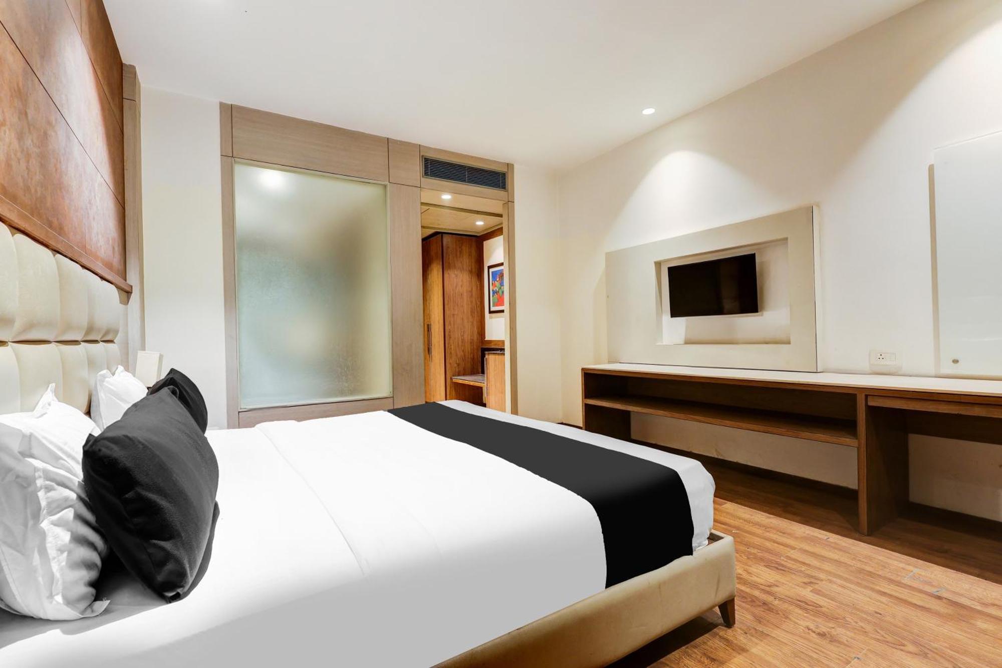 Super Townhouse Chhatarpur Near Metro Park نيودلهي المظهر الخارجي الصورة