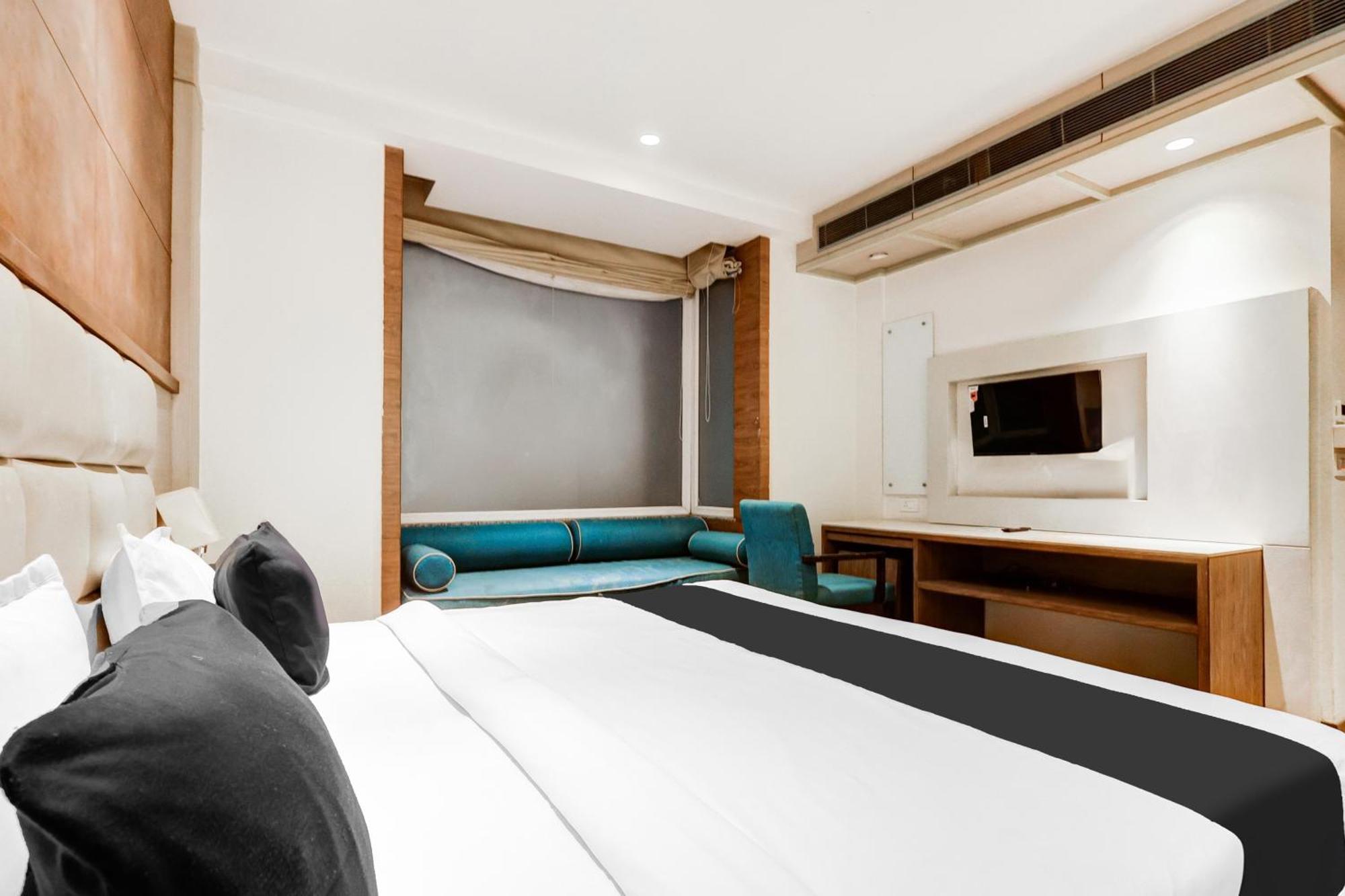 Super Townhouse Chhatarpur Near Metro Park نيودلهي المظهر الخارجي الصورة