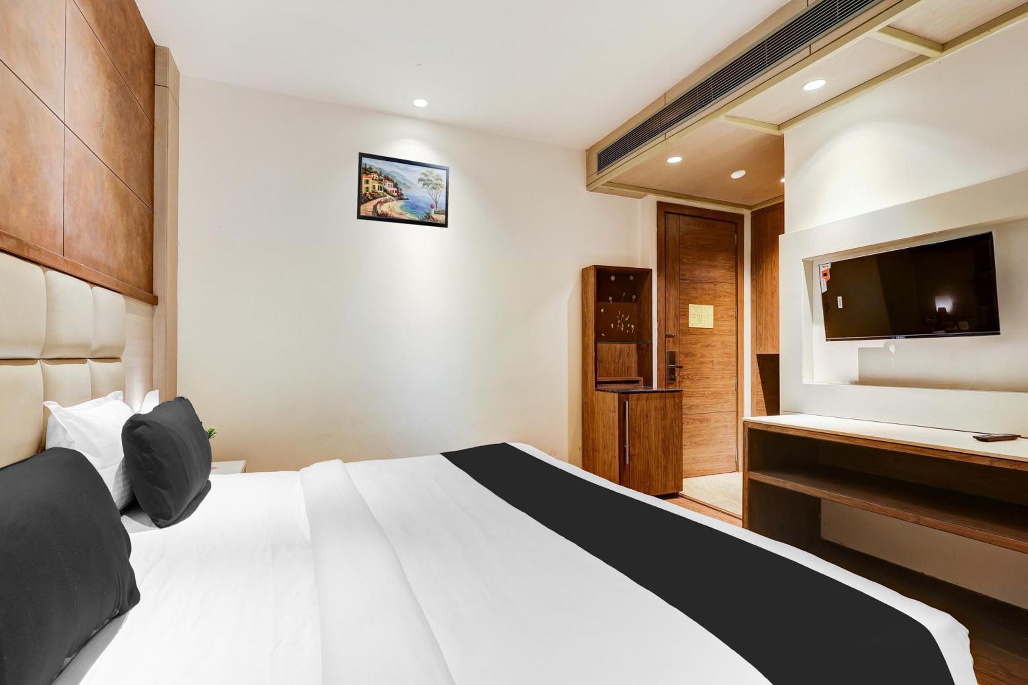 Super Townhouse Chhatarpur Near Metro Park نيودلهي المظهر الخارجي الصورة