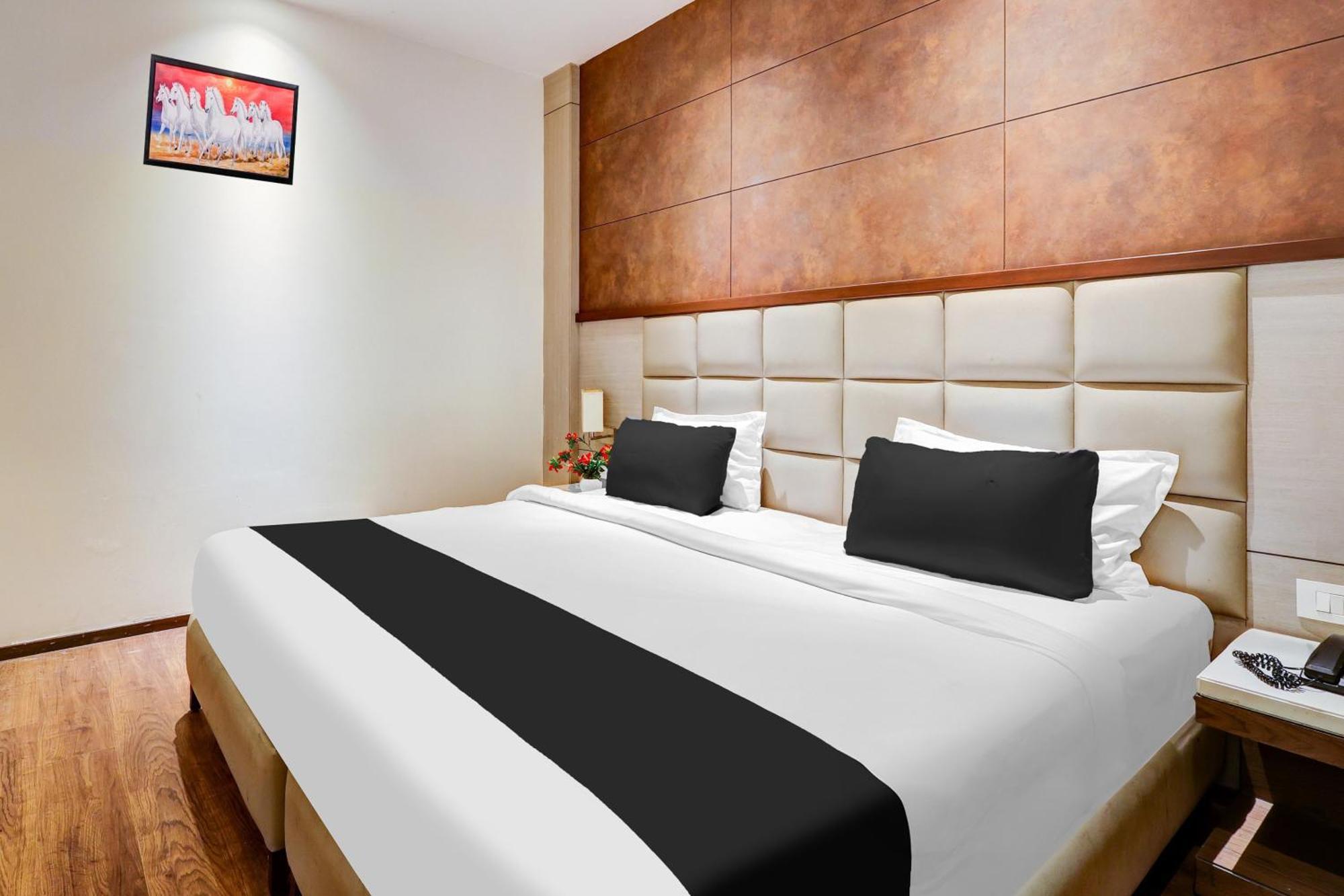 Super Townhouse Chhatarpur Near Metro Park نيودلهي المظهر الخارجي الصورة