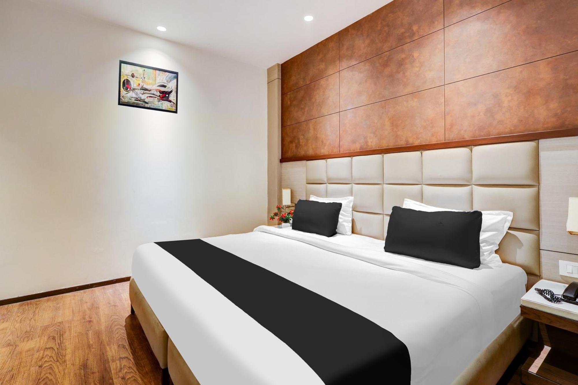 Super Townhouse Chhatarpur Near Metro Park نيودلهي المظهر الخارجي الصورة